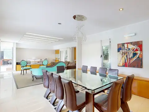 Casa en Venta con 4 cocheras