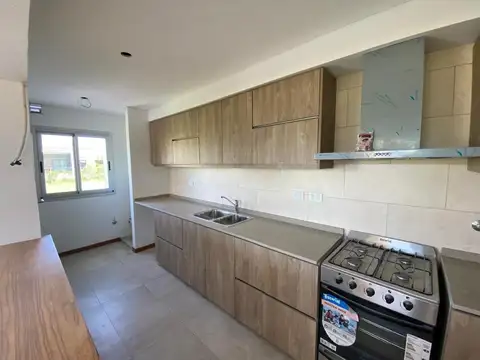 Casa 4 ambientes con 3 baños