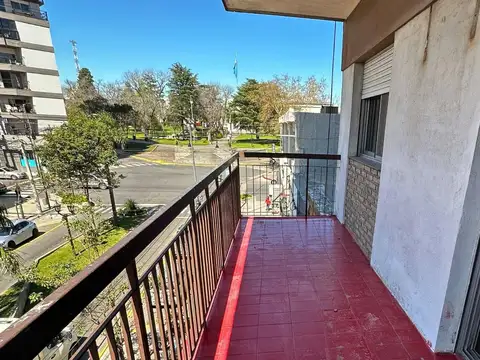 Amplio departamento en Avenida Rocca