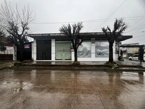 4 LOCALES COMERCIALES Y DEPOSITO