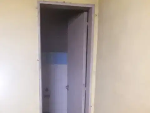 Guido 700. Local de 30 metros. Castelar