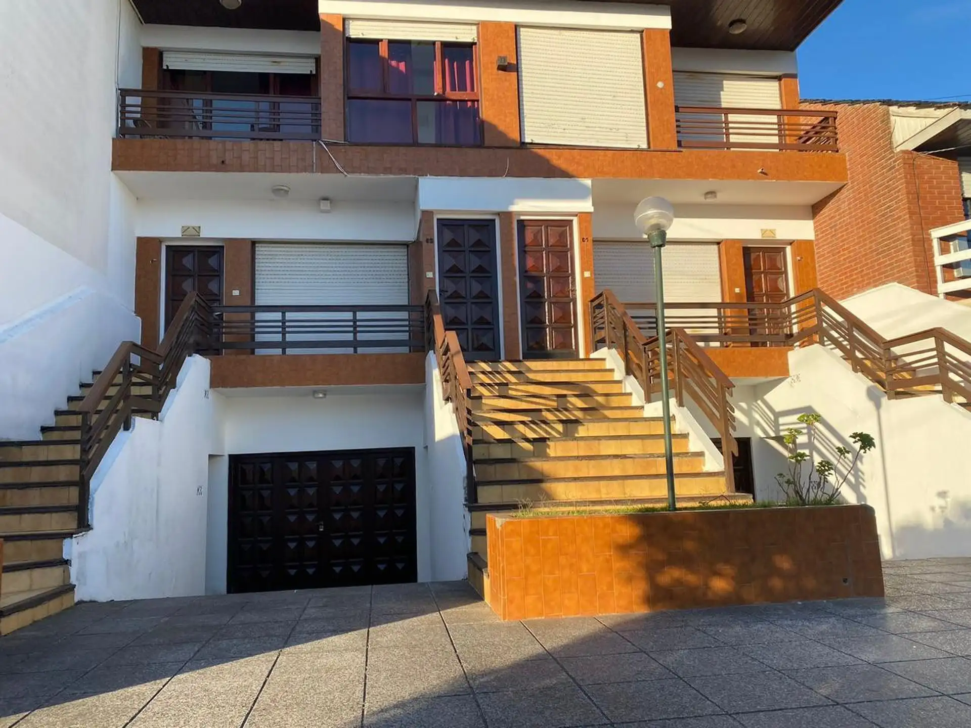 4 dúplex en block con cocheras y jardín con parrilla
