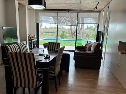 Casa en alquiler - 3 Dormitorios 3 Baños - City Bell