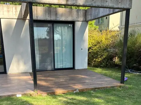 Casa en alquiler - 3 Dormitorios 3 Baños - City Bell 