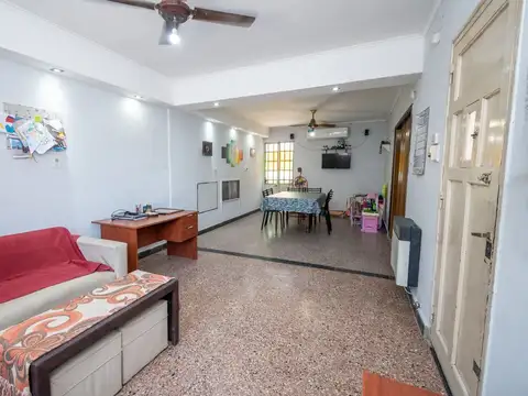 Casa 4 dormitorios 2 cocheras patio zona C. Verna