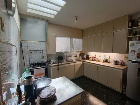 Casa 8 ambientes con 2 baños
