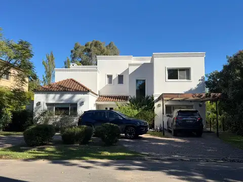Excelente casa en B°Cdo La Escondida, Bella Vista