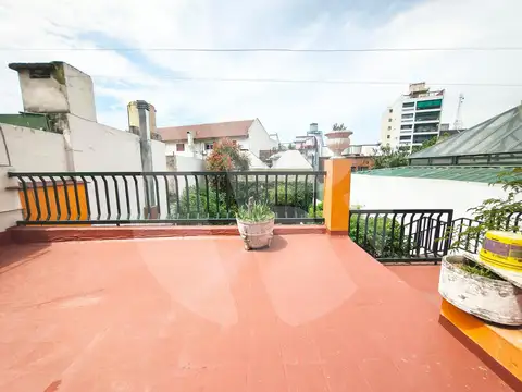 VENTA - CASA 4 AMBIENTES   SERVICIO   SALON   JARDIN