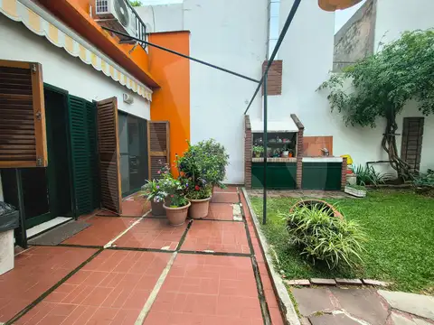 VENTA - CASA 4 AMBIENTES   SERVICIO   SALON   JARDIN