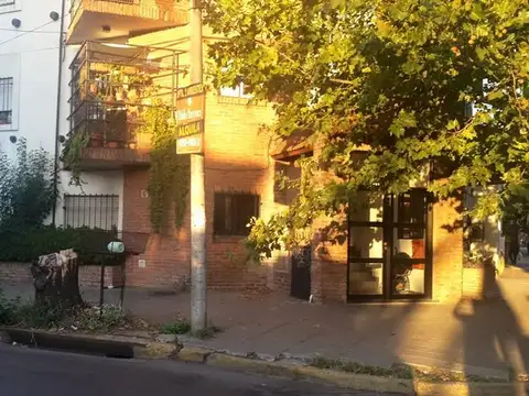 CASEROS: EN VENTA DEPARTAMENTO DE 3 AMBIENTES EN PLENO CENTRO DE CASEROS HERMOSO 
