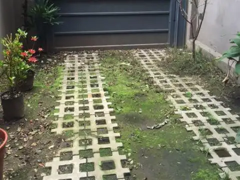 Navarro 2400. Entre Zamudio y Caracas