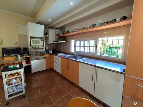 Casa 6 ambientes con 3 baños