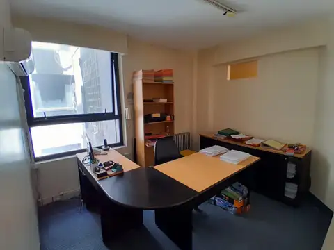 Oficina en tribunales, piso alto. Muy luminosa.