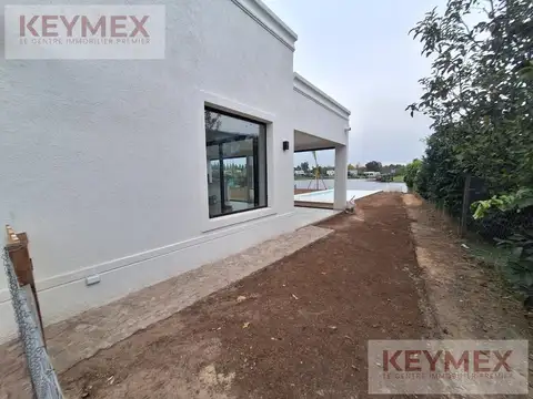VENTA CASA SAN MATIAS ESCOBAR PILETA JARDÍN VESTIDOR AL AGUA MUELLE PILETA