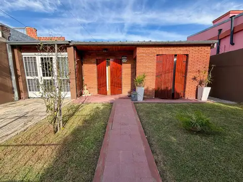 CASA 4 AMBIENTES COCHERA JARDIN PILETA ITUZAINGO