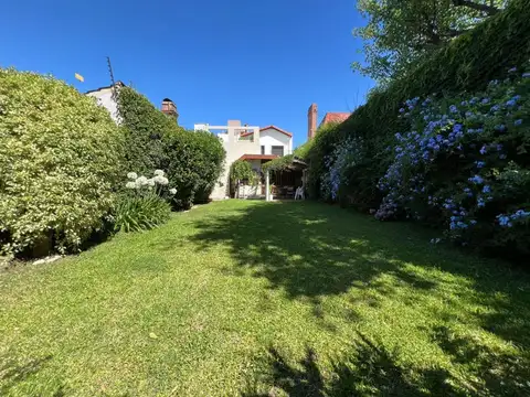 *IMPORTANTE Y COQUETO CHALET DE 6 AMB. SOBRE LOTE DE 8,66 X 48