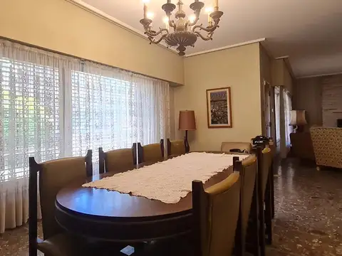 Casa en Venta con 4 cocheras