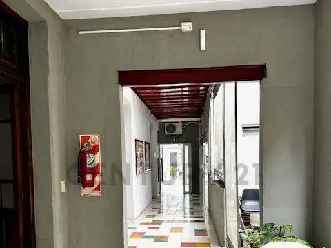 Oficina 10 ambientes con 6 baños