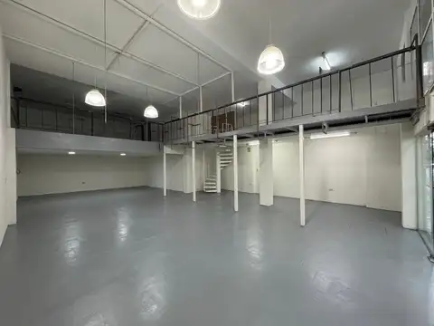 Local en el centro, amplio salón con entrepiso con doble altura. A 4 cuadras del Paseo Del Siglo.