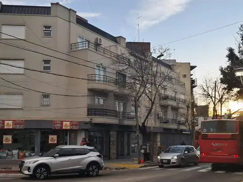 Departamento CENTRICO de dos ambientes al frente con balcon Villa Sarmiento