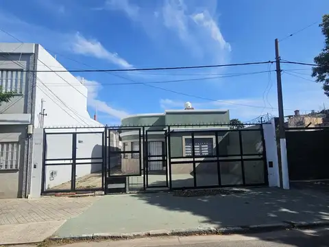 Casa Almafuerte  al 1800, Arroyito, reciclada a nueva, entrada vehicular, impecable. 