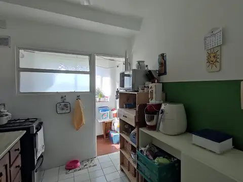 Departamento 3 ambientes en 4to piso con dos balcones. Vista libre