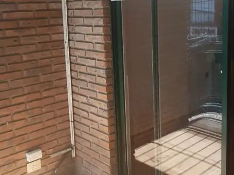 Olivos. 3 ambientes al frente.   2 Dormitorios  Balcón y cochera