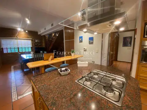 Casa 8 ambientes con 4 baños
