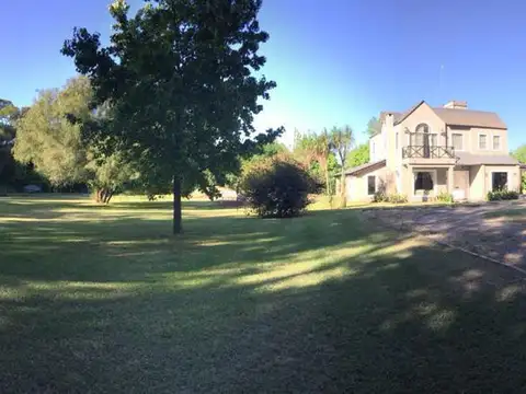 Casa 8 ambientes con 3 baños
