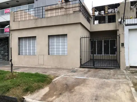casa dos plantas  3 amb mas dependencia y cochera