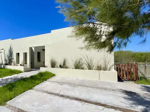 CASA EN NAUDIR EN VENTA - 5 AMBIENTES - PISCINA