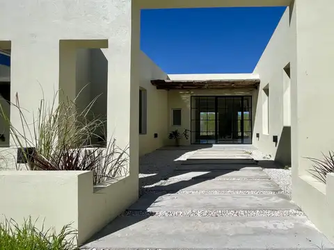 CASA EN NAUDIR EN VENTA - 5 AMBIENTES