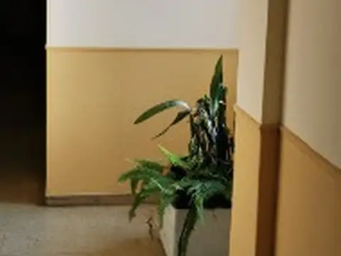 Venta de oficina contrafrente en edificio sobre Avenida 18 de Julio esquina Yi