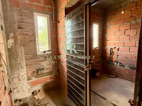Se Vende Casa de 4 Ambientes con Pileta en Francisco Álvarez, Moreno - ESCUCHA OFERTAS -