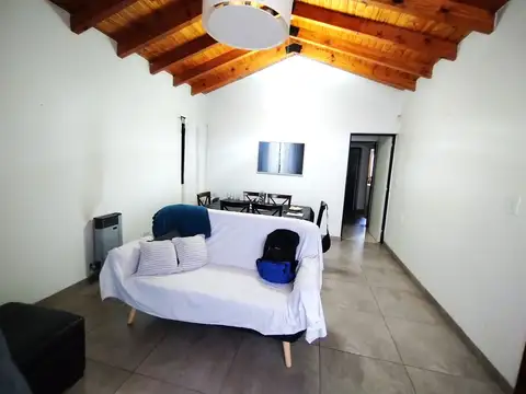 Casa 4 ambientes con 2 baños