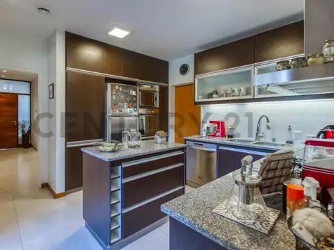 Casa 6 ambientes con 2 baños