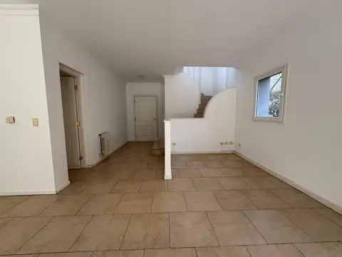 Casa en Alquiler con 4 cocheras