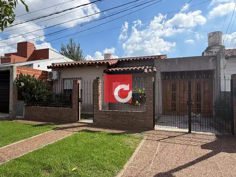 Casa en venta de 2 Dormitorios + cochera+ jardín con Pileta en Manuel B. Gonnet