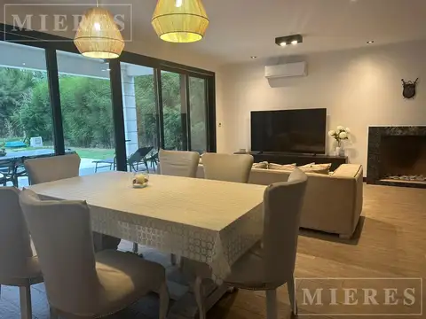Casa en Alquiler con 3 cocheras