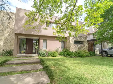 Venta Casa Barrio Los Laureles, Pilar