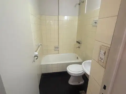 MONOAMBIENTE DIVISIBLE - COCINA EQUIPADA 3x1,80 - PATIO 4x2 (4 CUADRAS DE LA FACULTAD "UADE")