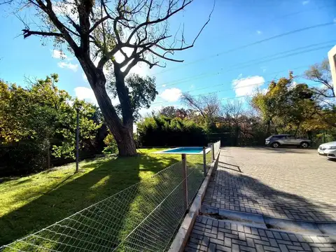 VENTA  CASA TRIPLEX 5 AMB. C/ 2 COCHERAS Y JARDIN