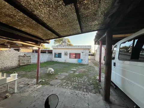 Casa en venta - 3 Dormitorios 2 Baños - 300mts2 - Moron