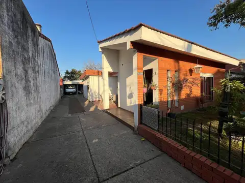 Casa en venta - 3 Dormitorios 2 Baños - 300mts2 - Moron