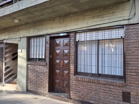 Departamento PB con patio a metros de Av. Maipú.