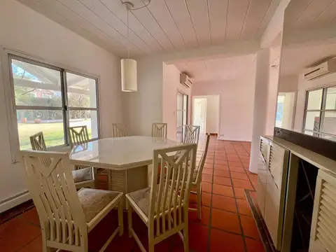Casa en Alquiler con 2 cocheras