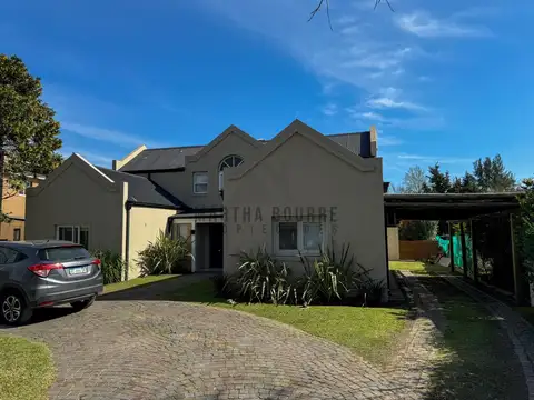 Casa 6 ambientes con 4 baños