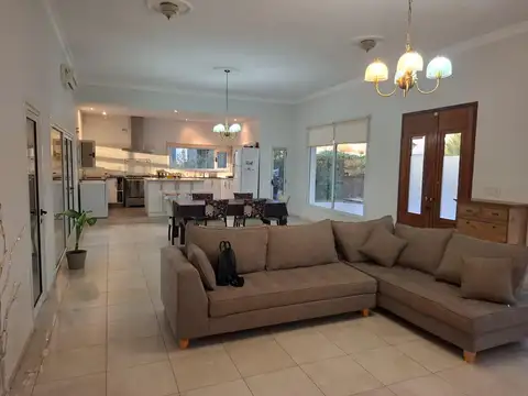 Casa en Alquiler en Neuquen, USD 4.500