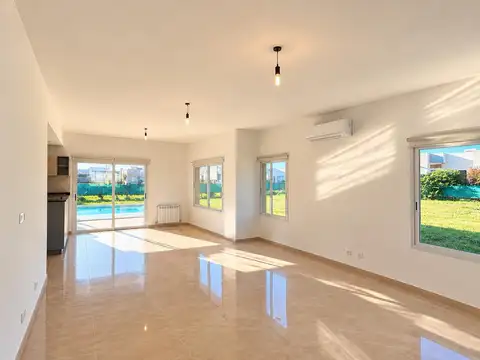 Casa en Alquiler en Pilar del Este - San Ramón, USD 1.500