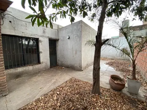VENTA/PERMUTA - Casa 3 dormitorios con cochera y patio seco, apto crédito. Zona Sur, Rosario.